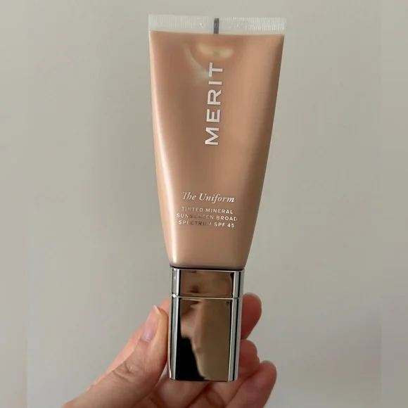Merit uniform tinted mineral sunscreen - Picture 2 of 7
